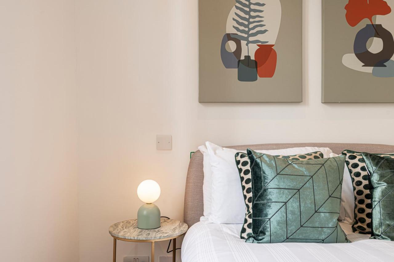 Stylish 1 Bed Flats In Soho, Next To Piccadilly Circus And Trafalgar Square Лондон Экстерьер фото