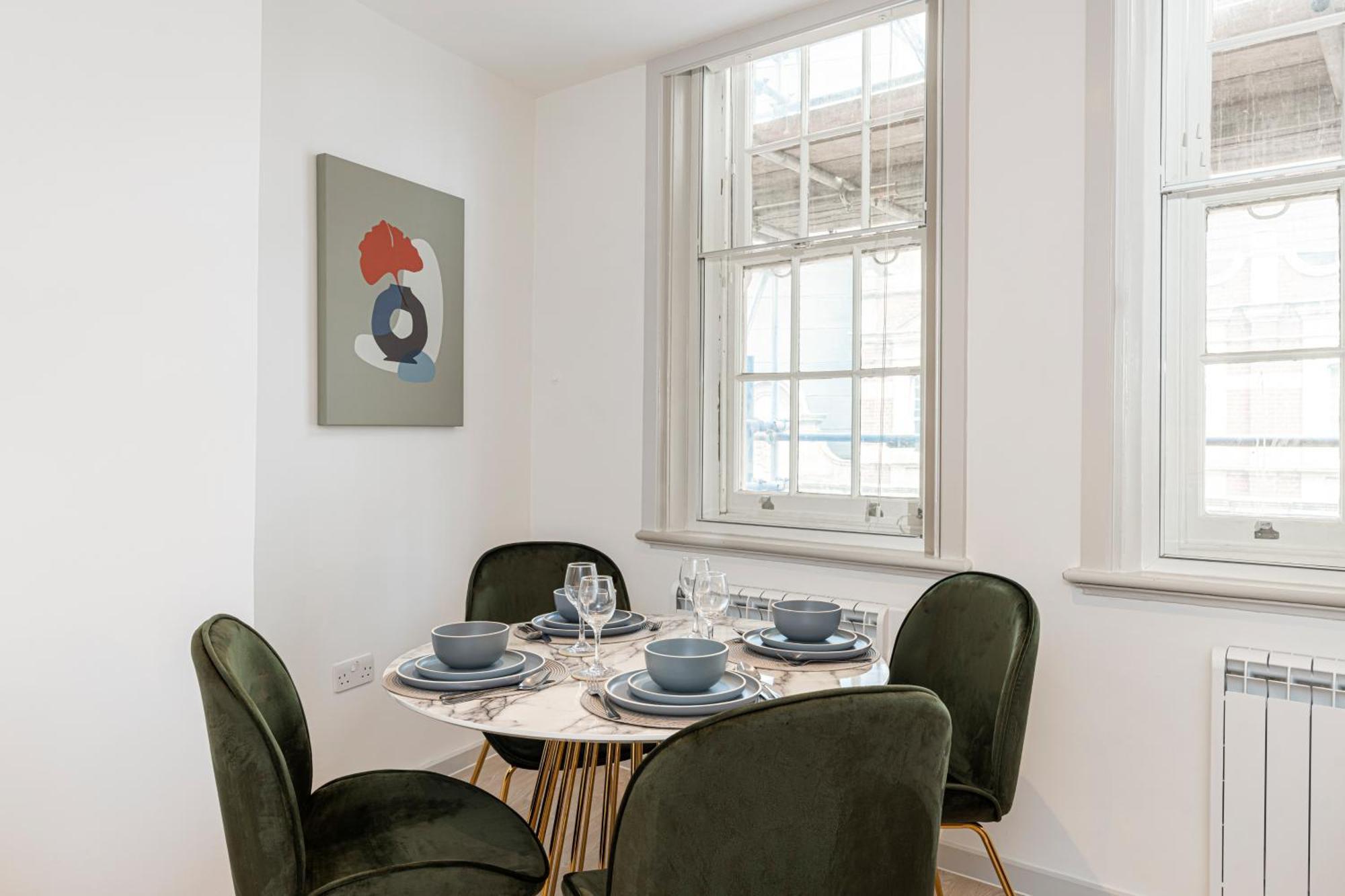 Stylish 1 Bed Flats In Soho, Next To Piccadilly Circus And Trafalgar Square Лондон Экстерьер фото